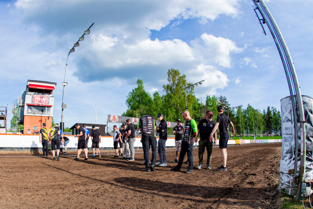 Kumla, SVERIGE - 14 maj 2024 : Kumla Indianerna under trackwalk under matchen i speedway i Bauhausligan mellan Indianerna och Dackarna på Glottraskog Arena den 14 maj 2024 i Kumla ( Foto: Emil Särnehed / SarnehedPhoto )  Nyckelord Keywords: Speedway, Bauhausligan, Indianerna, Dackarna, ESS, Elitserien, Elitspeedway, ***Betalbild***