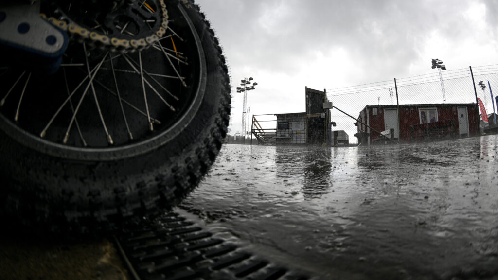 Regnar för fullt inför match i Bauhausligan mellan Eskilstuna Smederna och Indianerna den 19 juli, 2023 på Eskilstuna Motorstadion i Eskilstuna. (Foto: Erik Kruse)  ### NO UNPAID USE ###