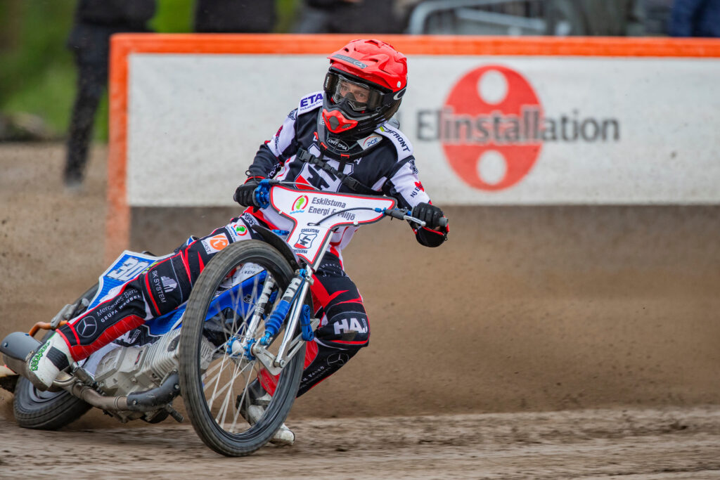 Eskilstuna, SVERIGE - 20 maj 2025 : Smedernas Leon Madsen under speedwaymatchen i Bauhausligan mellan Smederna och Indianerna på Eskilstuna Motorstadion den 20 maj 2025 i Eskilstuna ( Foto: Emil Särnehed / SarnehedPhoto )  Nyckelord Keywords: Speedway, Bauhausligan, Smederna, Indianerna, ESS, Elitserien, Elitspeedway, ***Betalbild***