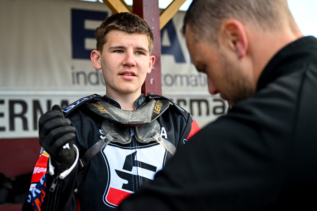 Charlie Netz skriver A-lagskontrakt