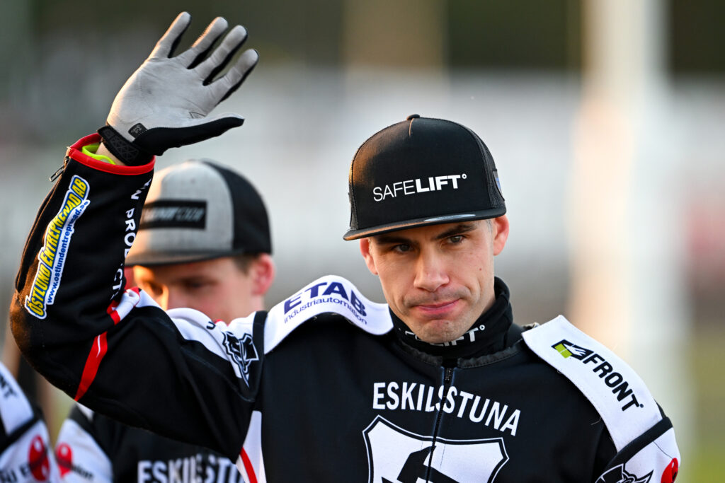 Kim Nilsson blir Smederna troget